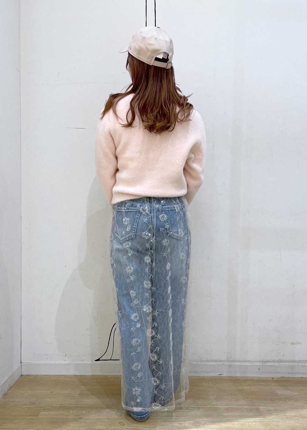 ホワイト系のスカート、シルバー系のバレエシューズ、ブルー系のデニムパンツを着用したレディースの冬コーディネートの2枚目の写真