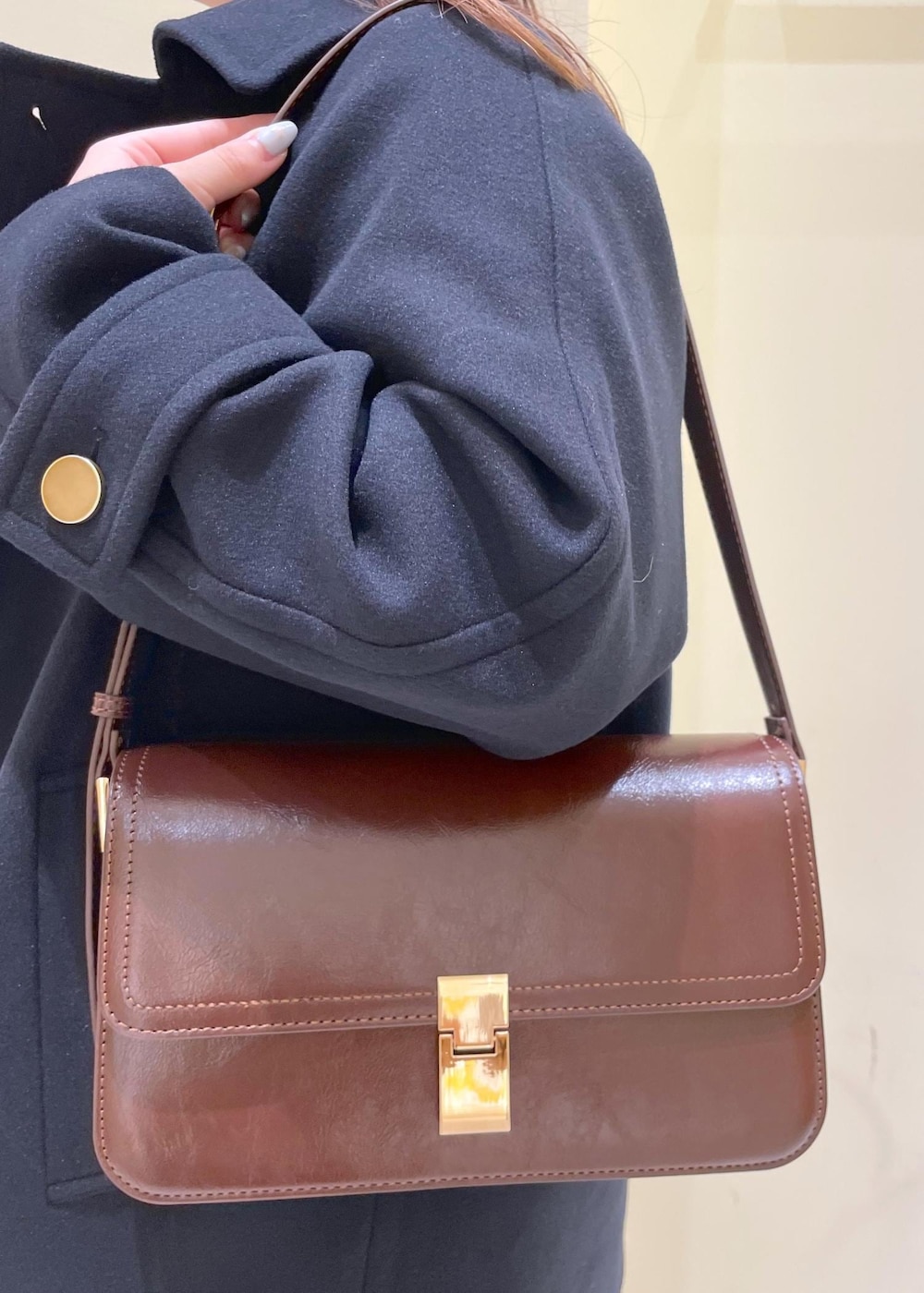 ブルー系のその他アウター、ホワイト系のTシャツ/カットソー、ホワイト系のニット/セーターを着用したレディースの秋コーディネートの9枚目の写真