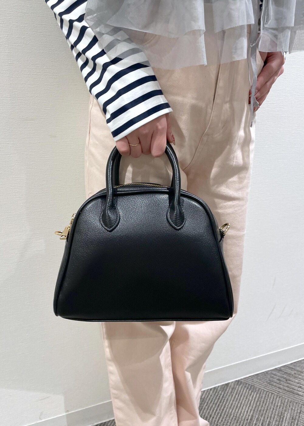 「Wbottoms_pickup、Wshoes&bag_pickup、Wtops_pickup、ropepicnic_snap、snapme_jun、初春コーデ、春コーデ、デートコーデ、お出かけコーデ、旅行コーデ、アウトドアコーデ、推し活コーデ、女子会コーデ、大人カジュアル、レイヤード」｜「ROPE' PICNICの【ウエスト革命デニム】ウエストシェイプフレアデニムパンツ（デニムパンツ、ピンク系）」を使った、rinaさん（レディース・155cm）の冬コーディネートの9枚目の写真