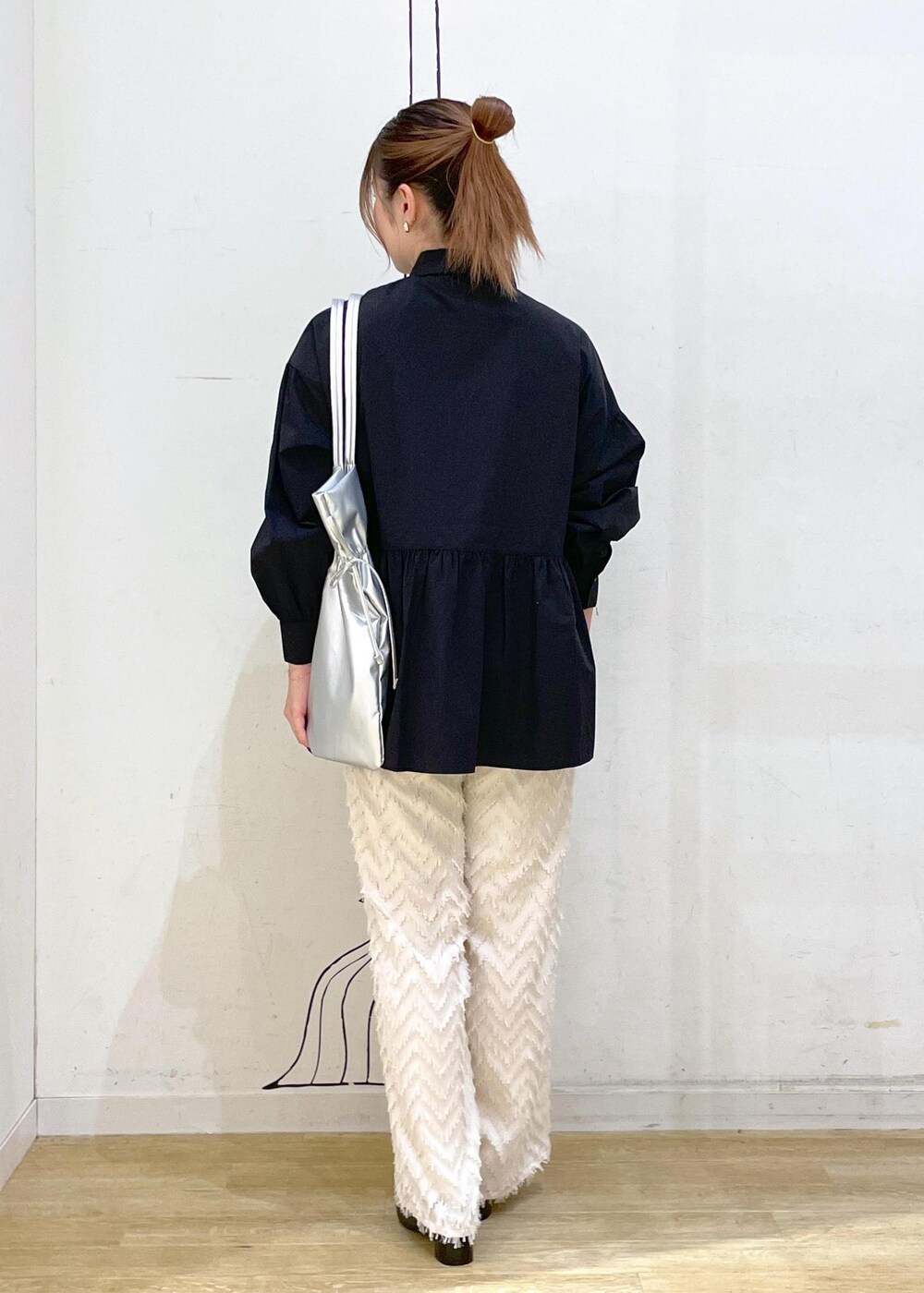 ブラック系のパンプス、シルバー系のトートバッグ、ブラック系のシャツ/ブラウスを着用したレディースの秋コーディネートの2枚目の写真