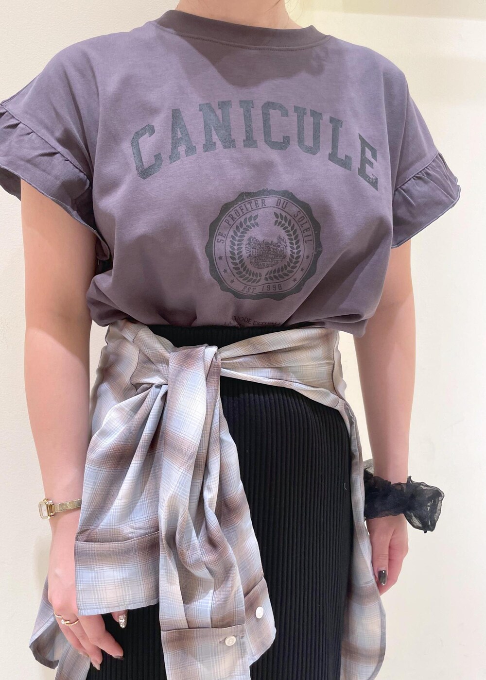 ブラック系のスカート、ブラック系のサンダル、グレー系のTシャツ/カットソーを着用したレディースの夏コーディネートの5枚目の写真