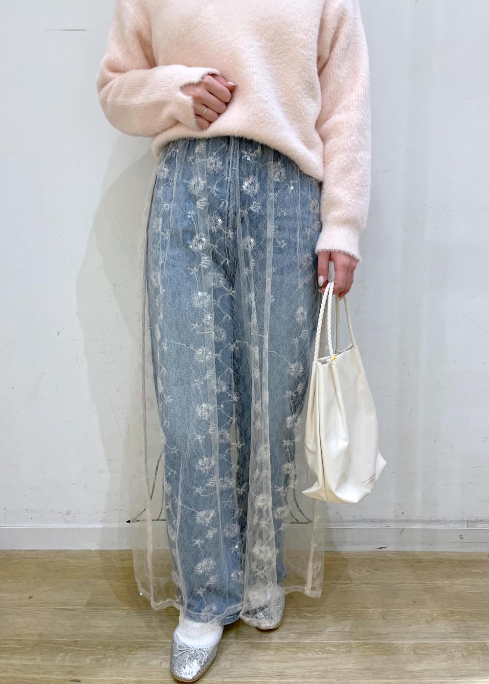 ホワイト系のスカート、シルバー系のバレエシューズ、ブルー系のデニムパンツを着用したレディースの冬コーディネートの6枚目の写真