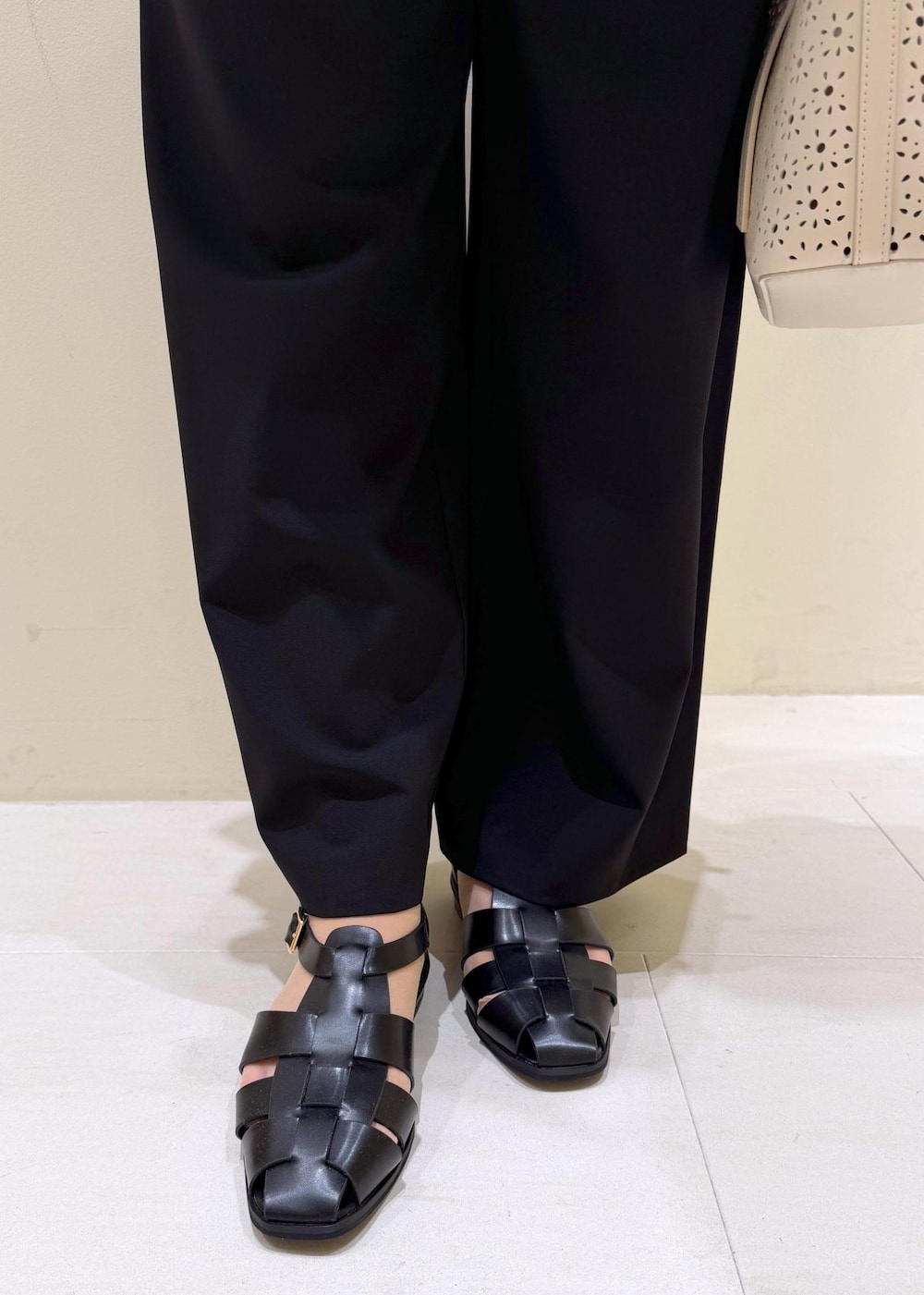 ブラック系のサンダル、ホワイト系のショルダーバッグ、ブラック系のつなぎ/オールインワンを着用したレディースの春コーディネートの8枚目の写真