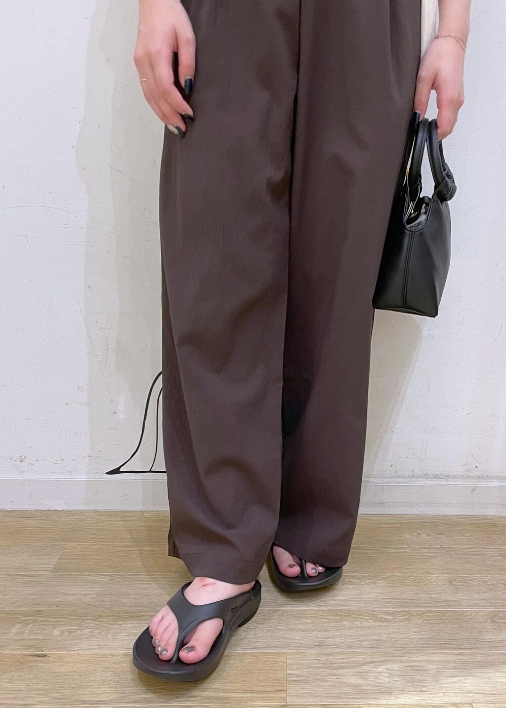 ブラック系のサンダル、ホワイト系のキャミソール、ブラック系のショルダーバッグを着用したレディースの夏コーディネートの6枚目の写真