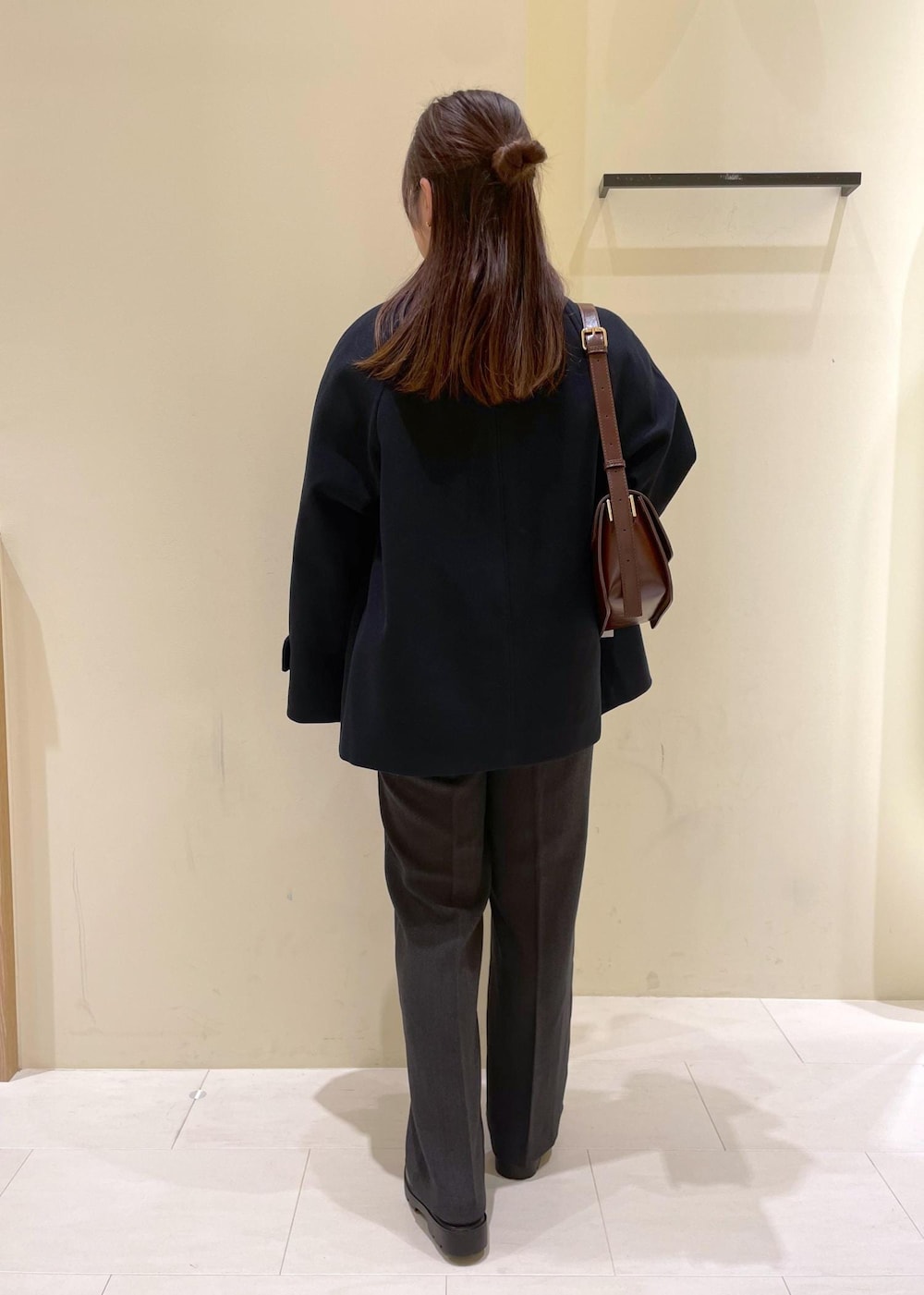 ブルー系のその他アウター、ホワイト系のTシャツ/カットソー、ホワイト系のニット/セーターを着用したレディースの秋コーディネートの3枚目の写真