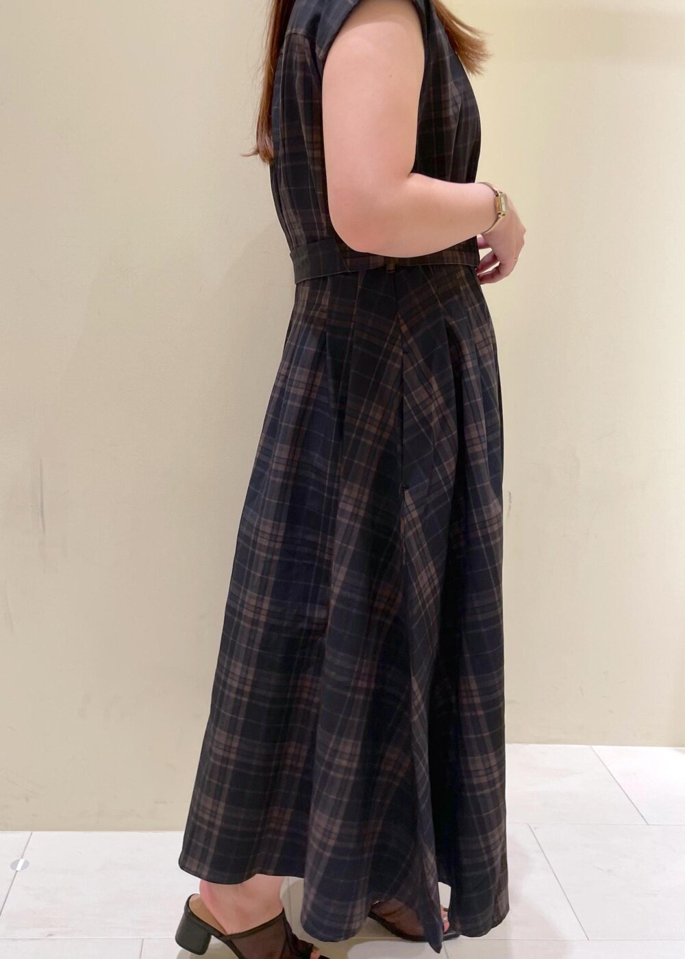 ブラック系のパンプス、ブラック系のワンピース、ベージュ系のボストンバッグを着用したレディースの夏コーディネートの9枚目の写真