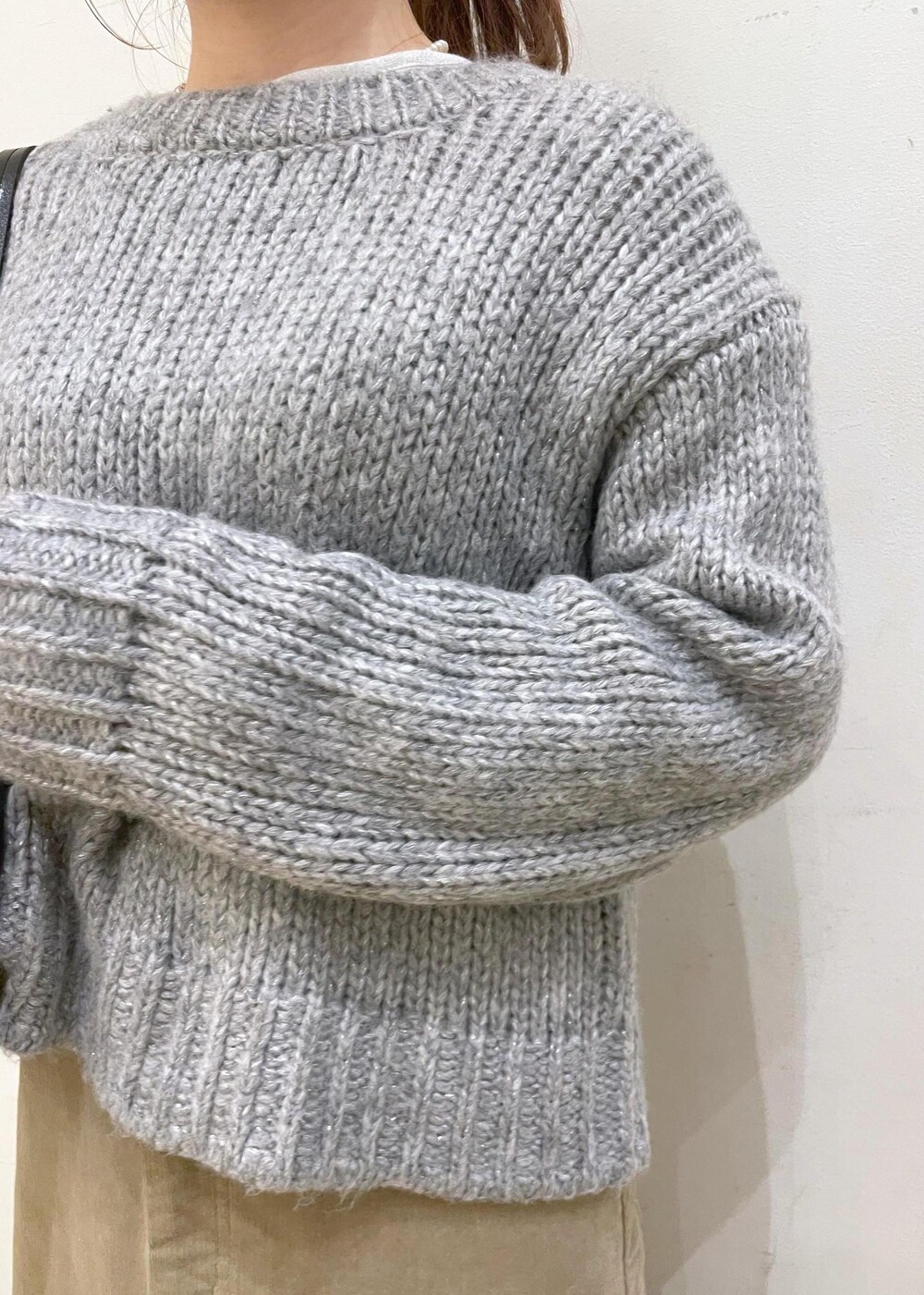 ホワイト系のTシャツ/カットソー、ブラック系のボストンバッグ、ベージュ系のスカートを着用したレディースの冬コーディネートの8枚目の写真