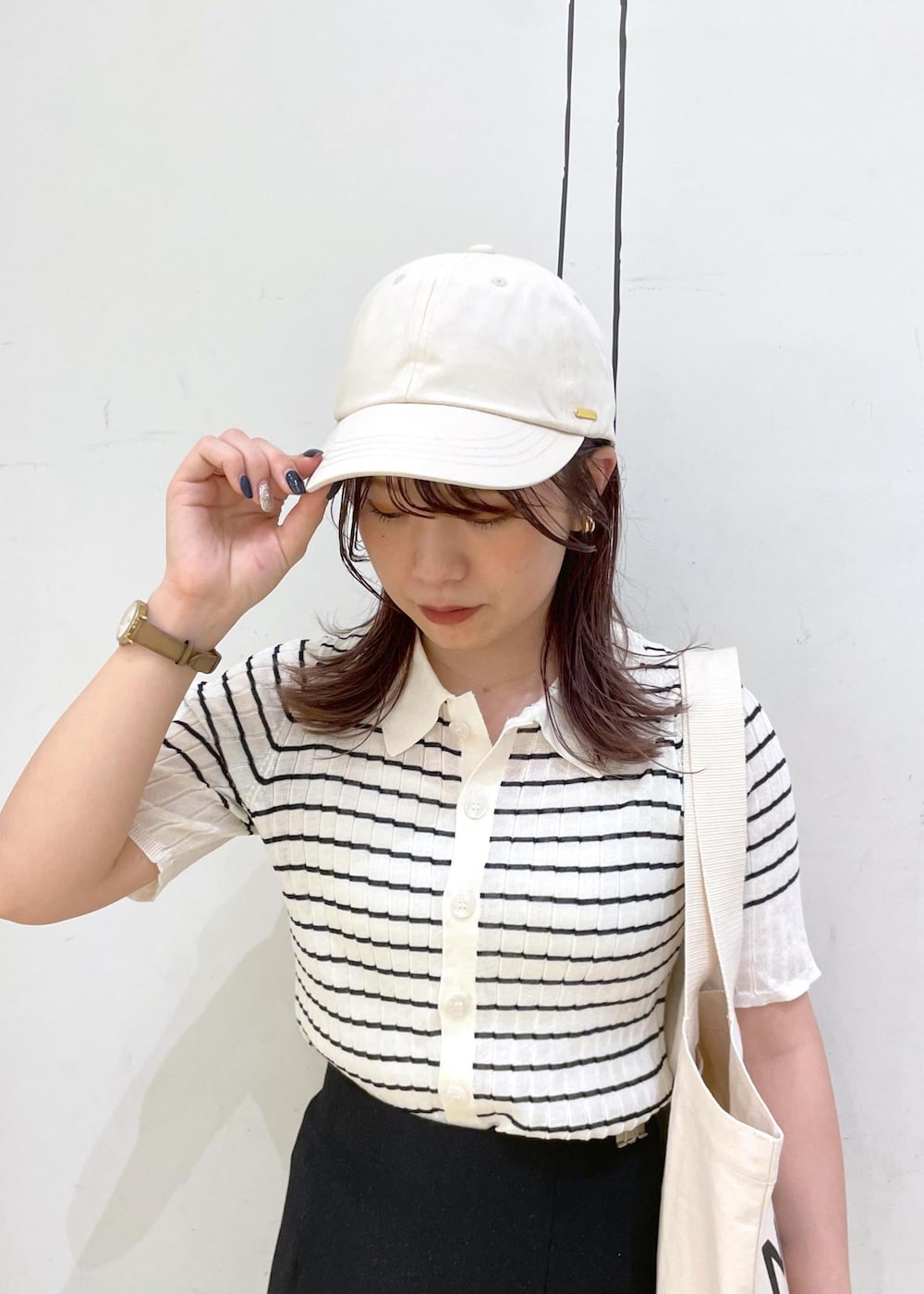 「ホワイト、ショルダーバッグ、ロゴ、ボーダー、ロング、タイトスカート、厚底、初夏コーデ、夏コーデ、初秋コーデ、秋コーデ、お出かけコーデ、旅行コーデ、アウトドアコーデ、大人カジュアル」｜「ROPE' PICNICのワニカンベルクロスニーカーサンダル（サンダル、ブラック系）」を使った、rinaさん（レディース・155cm）の夏コーディネートの8枚目の写真