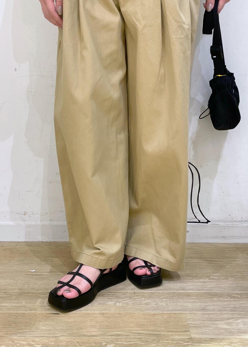 ブラック系のショルダーバッグ、ブラック系のサンダル、イエロー系のその他パンツを着用したレディースの夏コーディネートの8枚目の写真