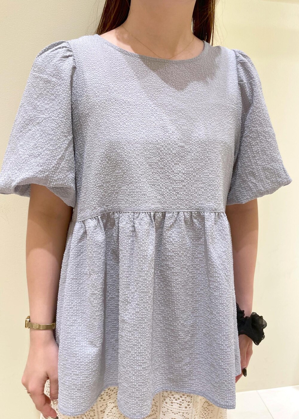 ブラウン系のサンダル、ブルー系のシャツ/ブラウス、ホワイト系のワンピースを着用したレディースの夏コーディネートの5枚目の写真