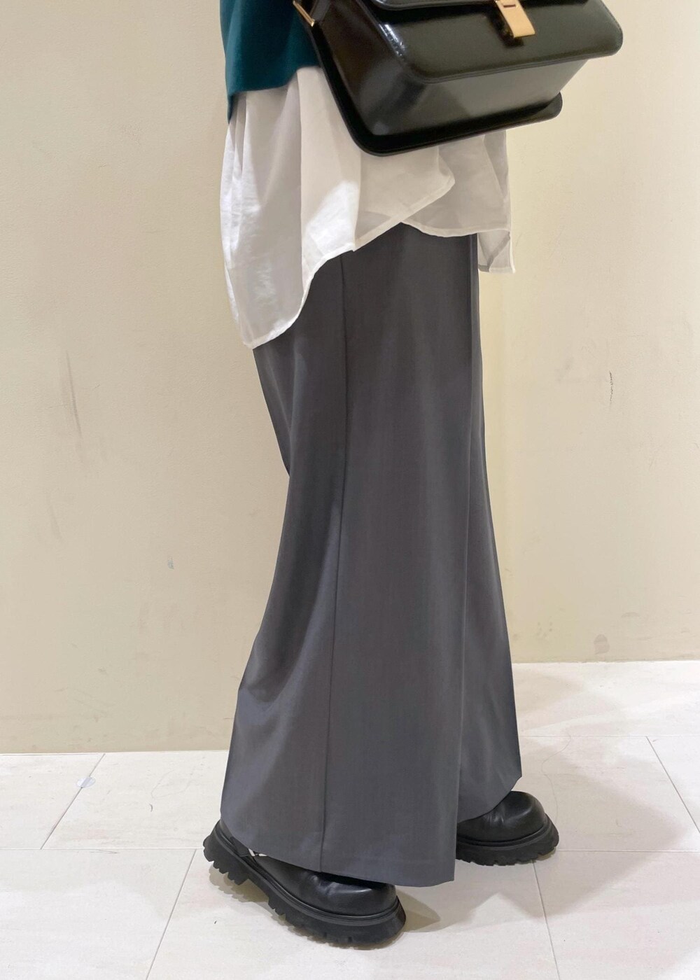 ホワイト系のシャツ/ブラウス、グリーン系のカーディガン/ボレロ、グレー系のその他パンツを着用したレディースの秋コーディネートの7枚目の写真