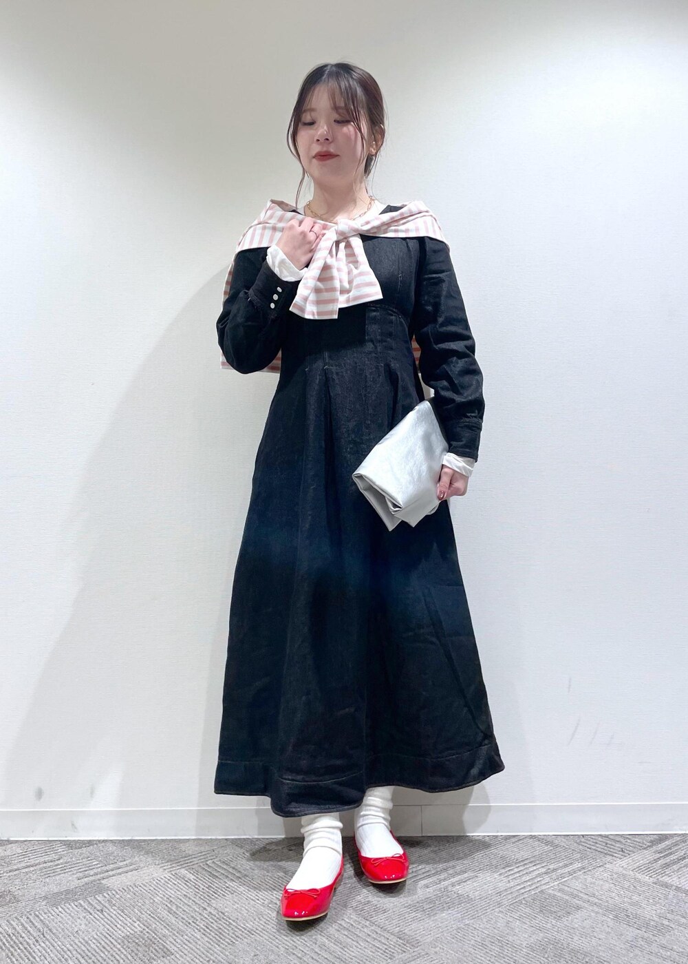 ホワイト系のTシャツ/カットソー、シルバー系のトートバッグ、ブラック系のワンピースを着用したレディースの冬コーディネートの4枚目の写真