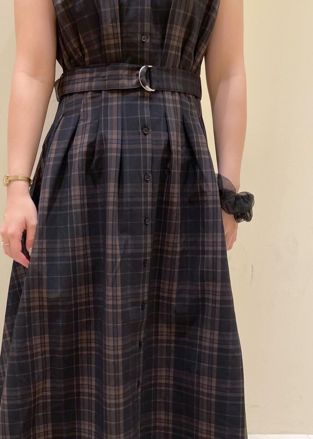 ブラック系のパンプス、ブラック系のワンピース、ベージュ系のボストンバッグを着用したレディースの夏コーディネートの8枚目の写真