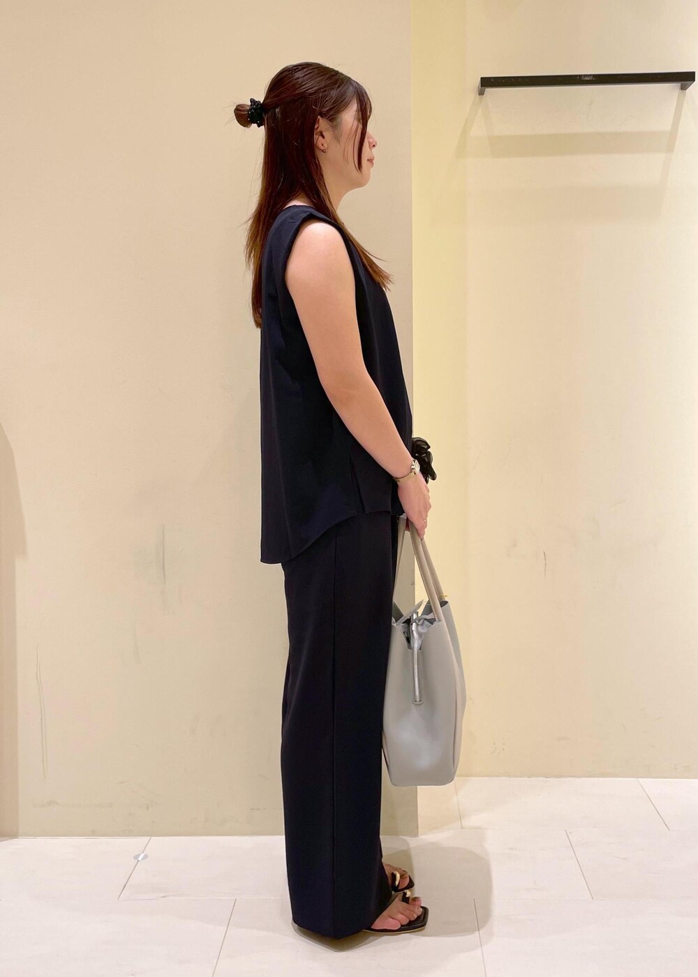 ブラウン系のサンダル、グレー系のトートバッグ、ブルー系のその他パンツを着用したレディースの夏コーディネートの3枚目の写真