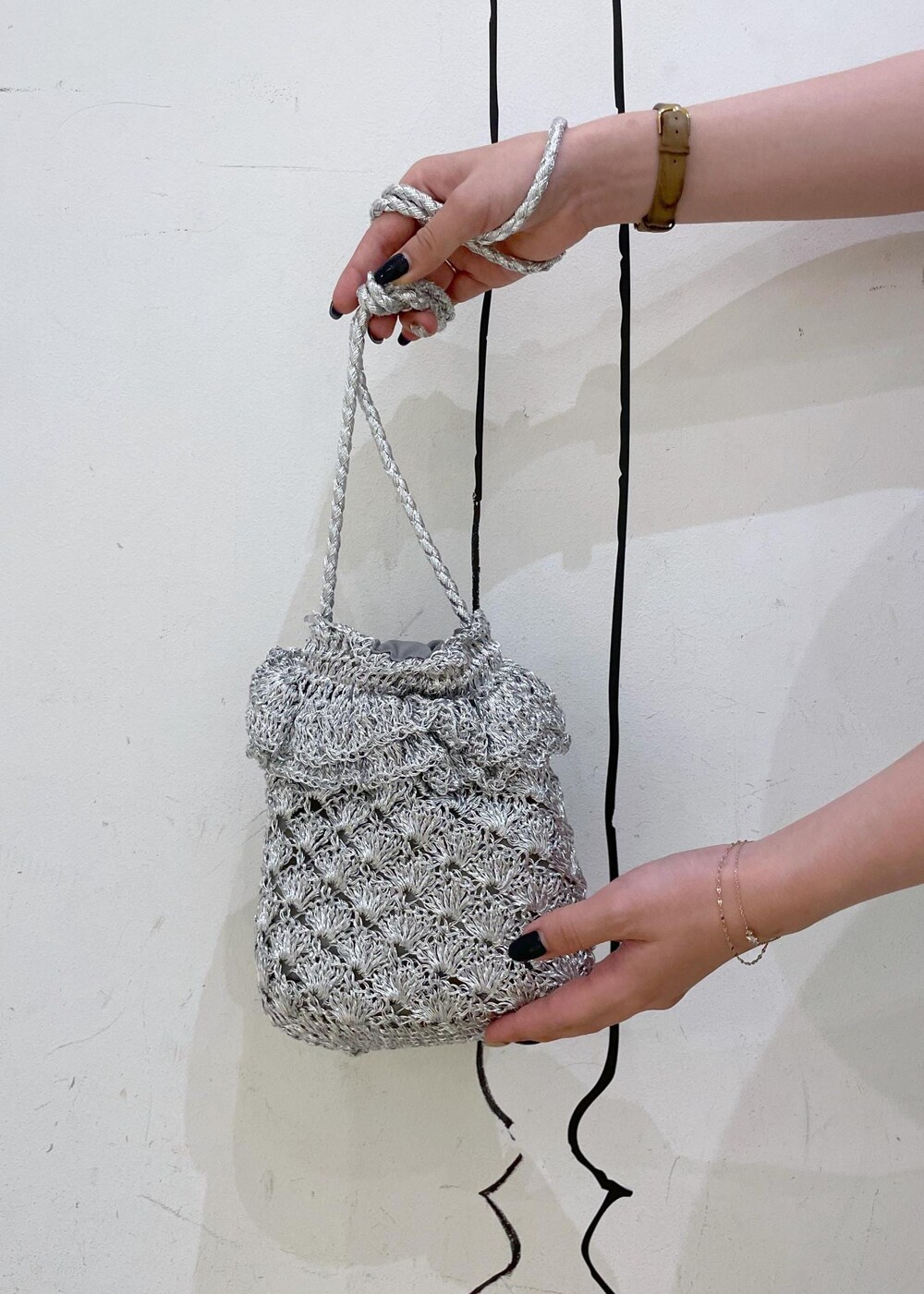 シルバー系のサンダル、グレー系のその他パンツ、シルバー系のショルダーバッグを着用したレディースの夏コーディネートの7枚目の写真