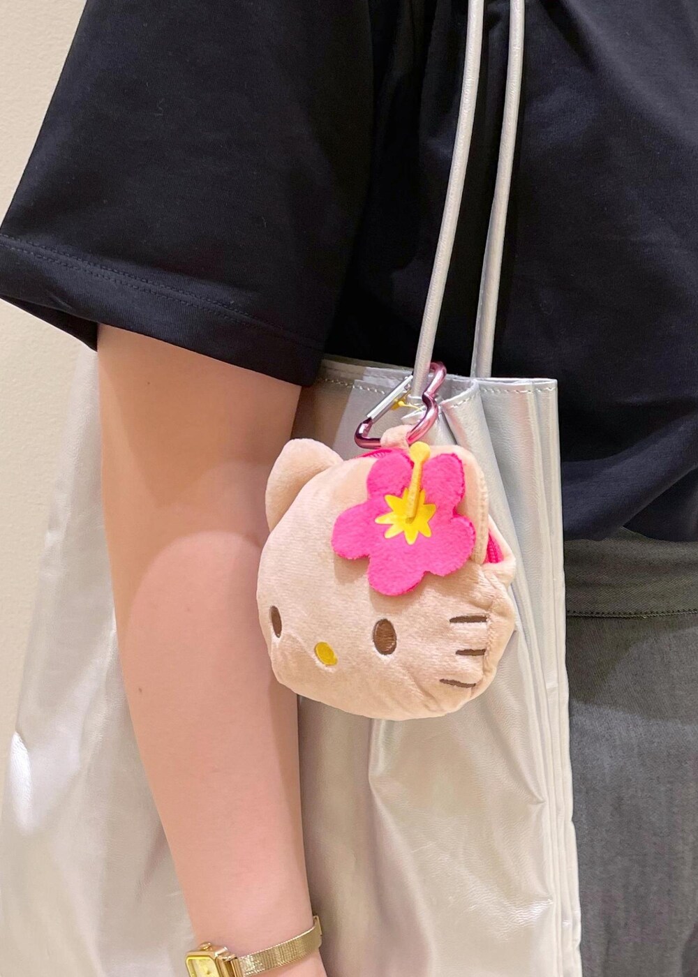 ブラック系のその他パンツ、シルバー系のパンプス、ブラック系のTシャツ/カットソーを着用したレディースの夏コーディネートの8枚目の写真