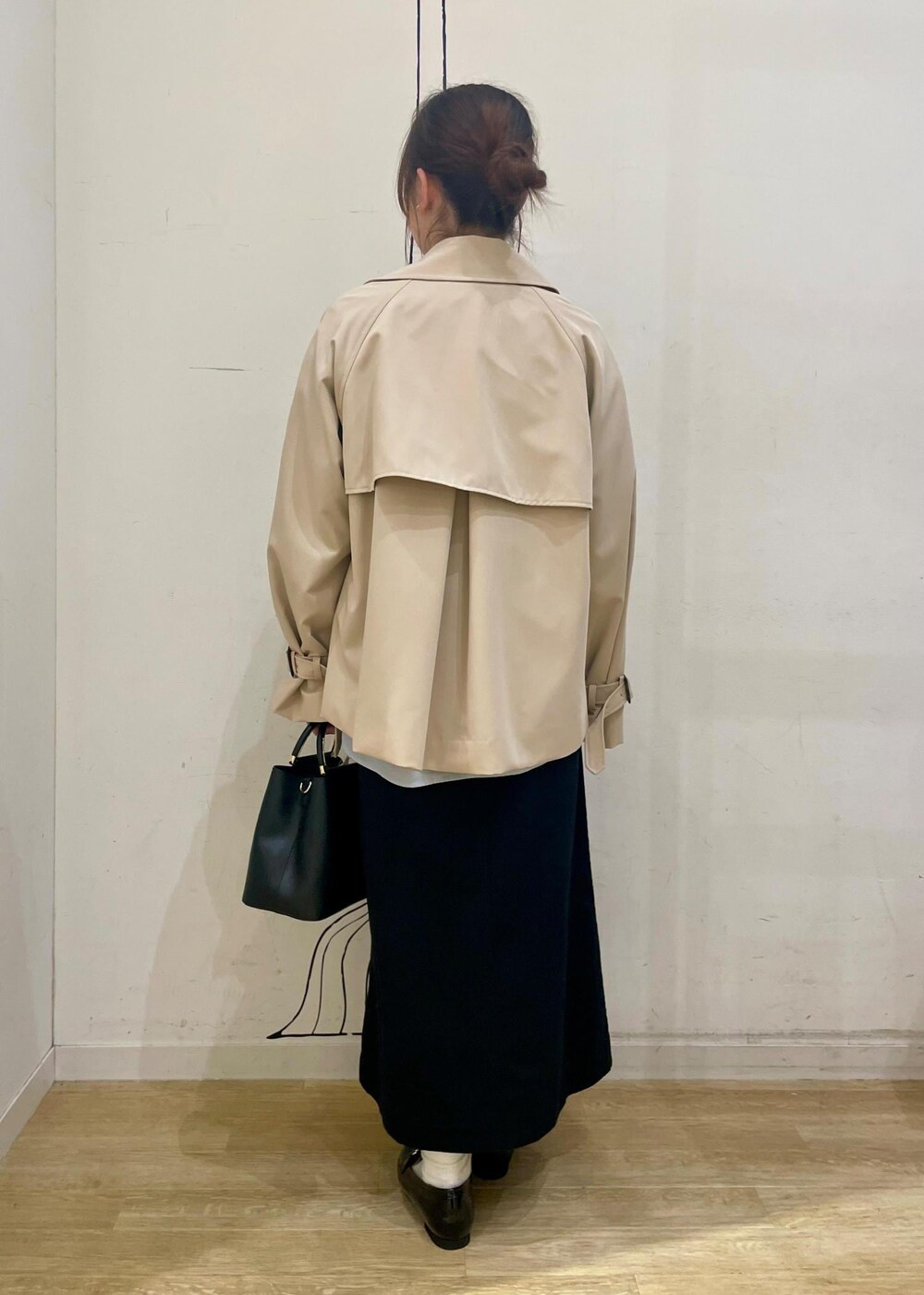 ブルー系のTシャツ/カットソー、ブラック系のローファー、ブルー系のシャツ/ブラウスを着用したレディースの冬コーディネートの2枚目の写真