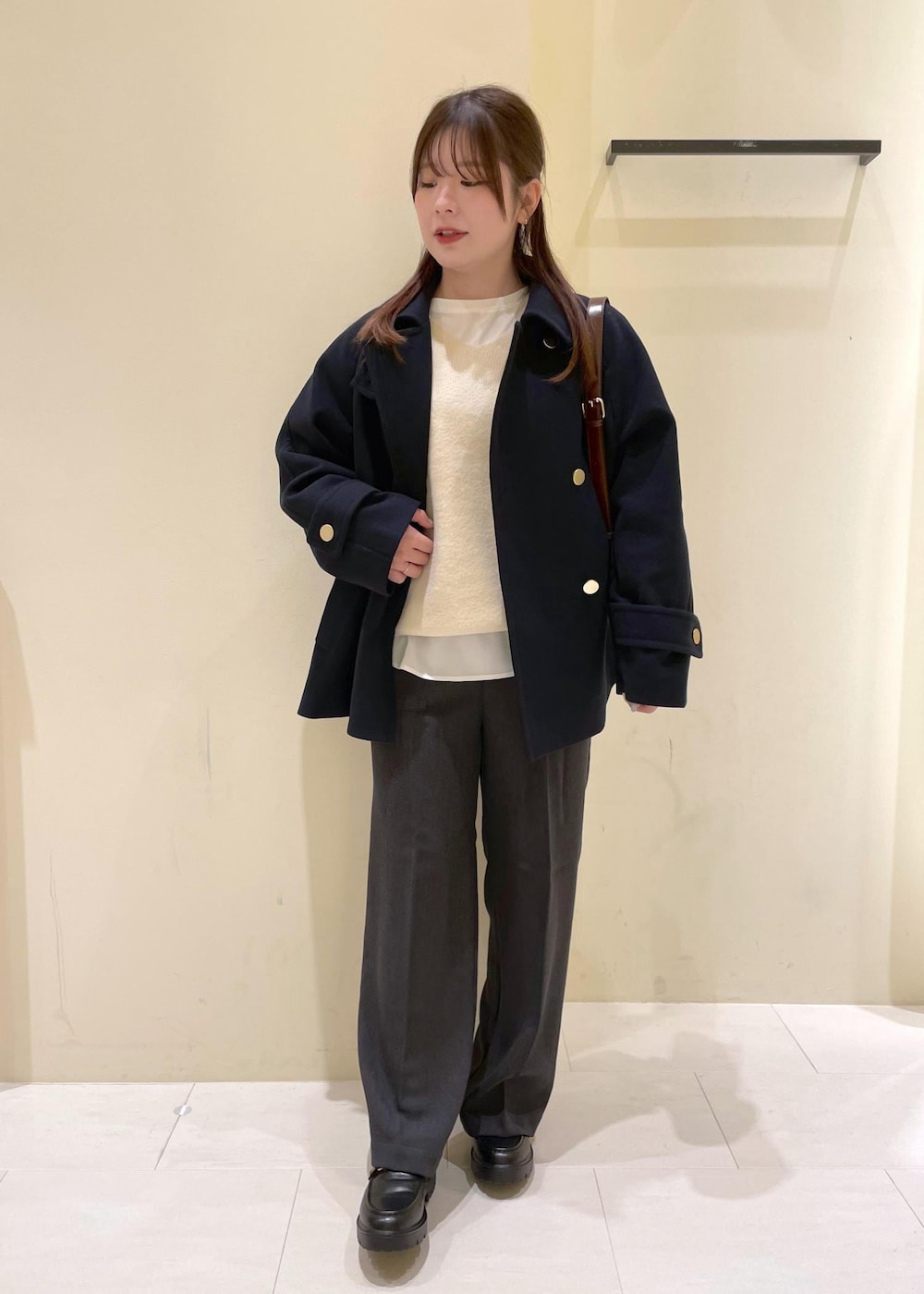 ブルー系のその他アウター、ホワイト系のTシャツ/カットソー、ホワイト系のニット/セーターを着用したレディースの秋コーディネートの4枚目の写真