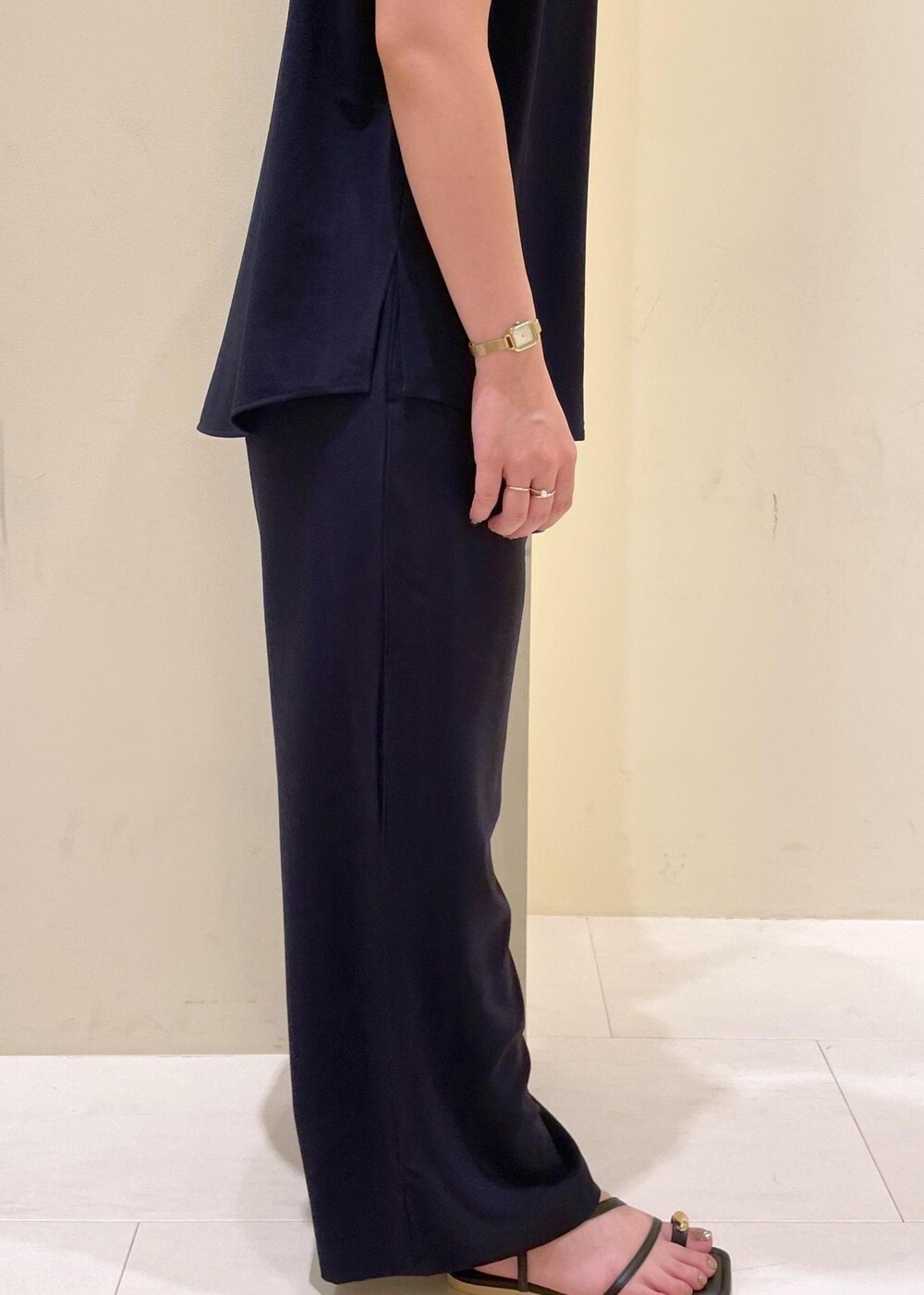 ブラウン系のサンダル、グレー系のトートバッグ、ブルー系のその他パンツを着用したレディースの夏コーディネートの8枚目の写真