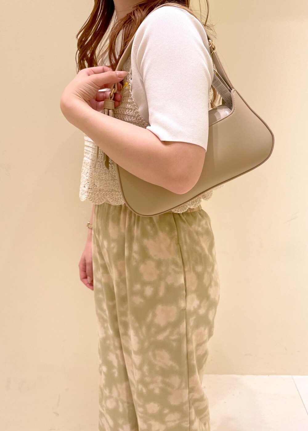 ベージュ系のハンドバッグ、ベージュ系のその他パンツ、イエロー系のローファーを着用したレディースの春コーディネートの7枚目の写真