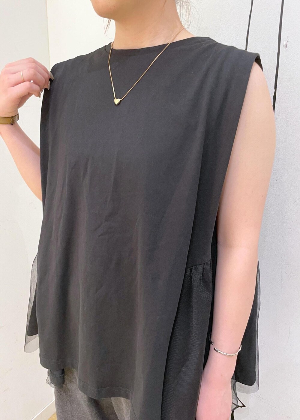 ブラック系のTシャツ/カットソー、シルバー系のサンダル、ブラック系のデニムパンツを着用したレディースの夏コーディネートの5枚目の写真