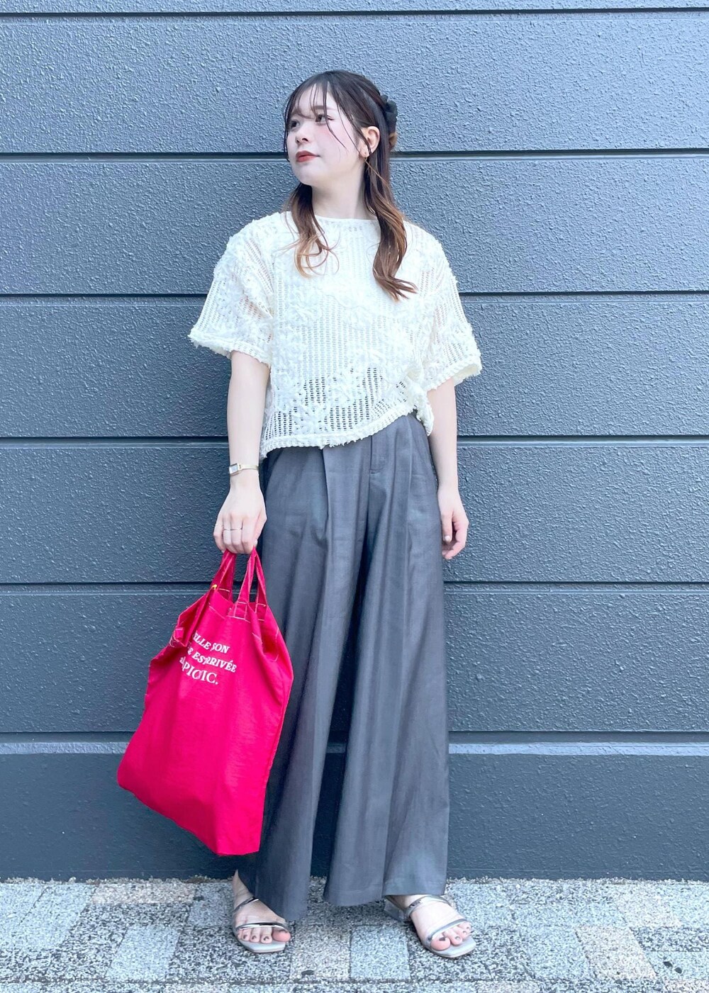 「ropepicnic_snap、snapme_jun、初夏コーデ、夏コーデ、初秋コーデ、授業参観日コーデ、デートコーデ、お出かけコーデ、旅行コーデ、アウトドアコーデ、推し活コーデ、女子会コーデ、雨の日コーデ、大人カジュアル、レイヤード」｜「ROPE' PICNICのアメスリタンクトップ（タンクトップ、ホワイト系）」を使った、rinaさん（レディース・155cm）の春コーディネートの10枚目の写真