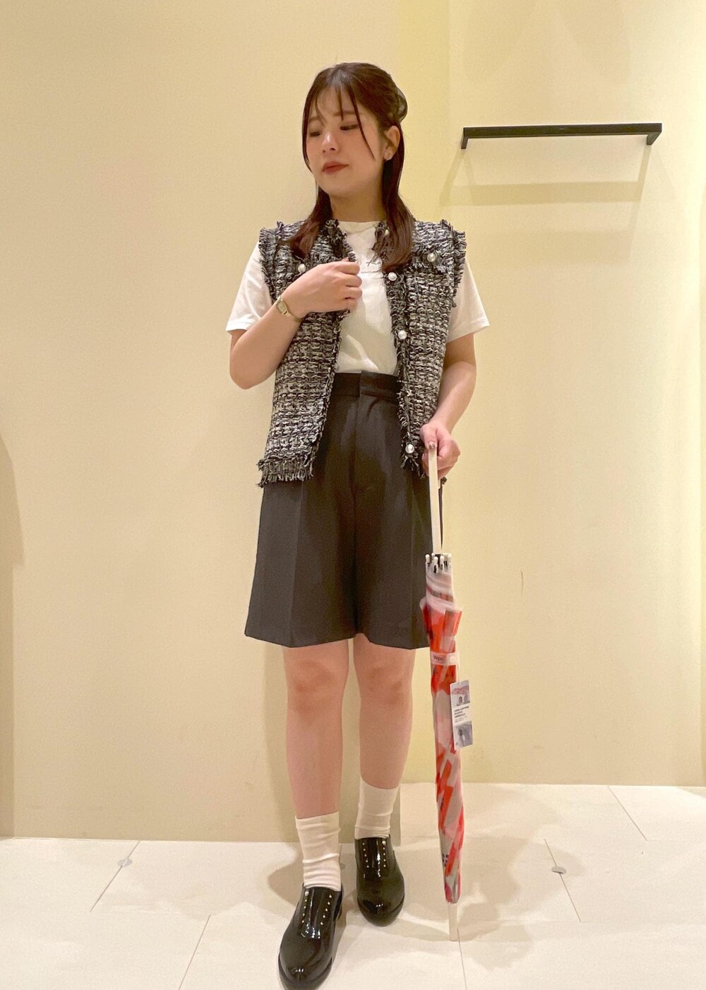 「初夏コーデ、夏コーデ、初秋コーデ、デートコーデ、お出かけコーデ、旅行コーデ、アウトドアコーデ、推し活コーデ、女子会コーデ、レイヤード、パンツスタイル、体型カバー、ワントーンコーデ、モノトーンコーデ、カジュアルコーデ」｜「TEMPERATEの【TEMPERATE/テンパレイト別注】OMBRE（レインシューズ、ブラック系）」を使った、rinaさん（レディース・155cm）の夏コーディネートの9枚目の写真