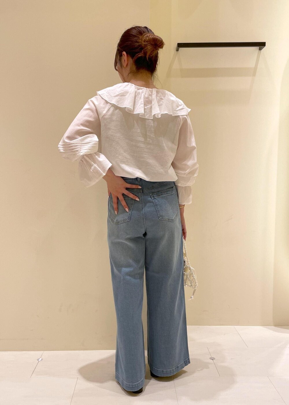 「RP2504、ropepicnic_snap、snapme_jun、初春コーデ、春コーデ、授業参観日コーデ、デートコーデ、お出かけコーデ、旅行コーデ、アウトドアコーデ、推し活コーデ、女子会コーデ、大人カジュアル、レイヤード、パンツスタイル」｜「ROPE' PICNICの【接触冷感・通気性】Comfort Series コンフォートシリーズ/綿ボイルフリルブラウス（シャツ/ブラウス、ホワイト系）」を使った、rinaさん（レディース・155cm）の春コーディネートの2枚目の写真