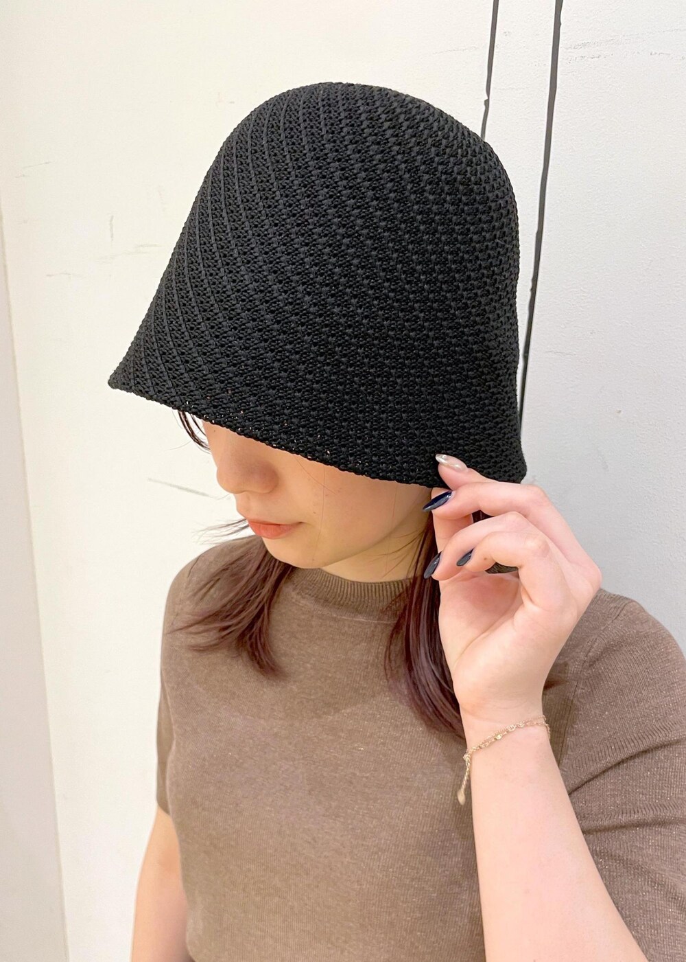 シルバー系のサンダル、グレー系のその他パンツ、シルバー系のショルダーバッグを着用したレディースの夏コーディネートの6枚目の写真