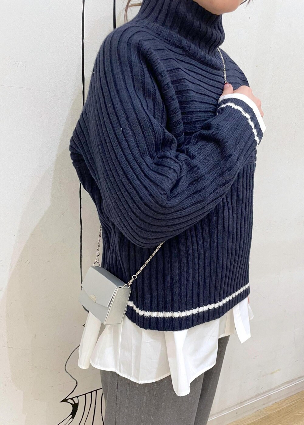シルバー系のパンプス、ホワイト系のシャツ/ブラウス、ブルー系のニット/セーターを着用したレディースの秋コーディネートの8枚目の写真