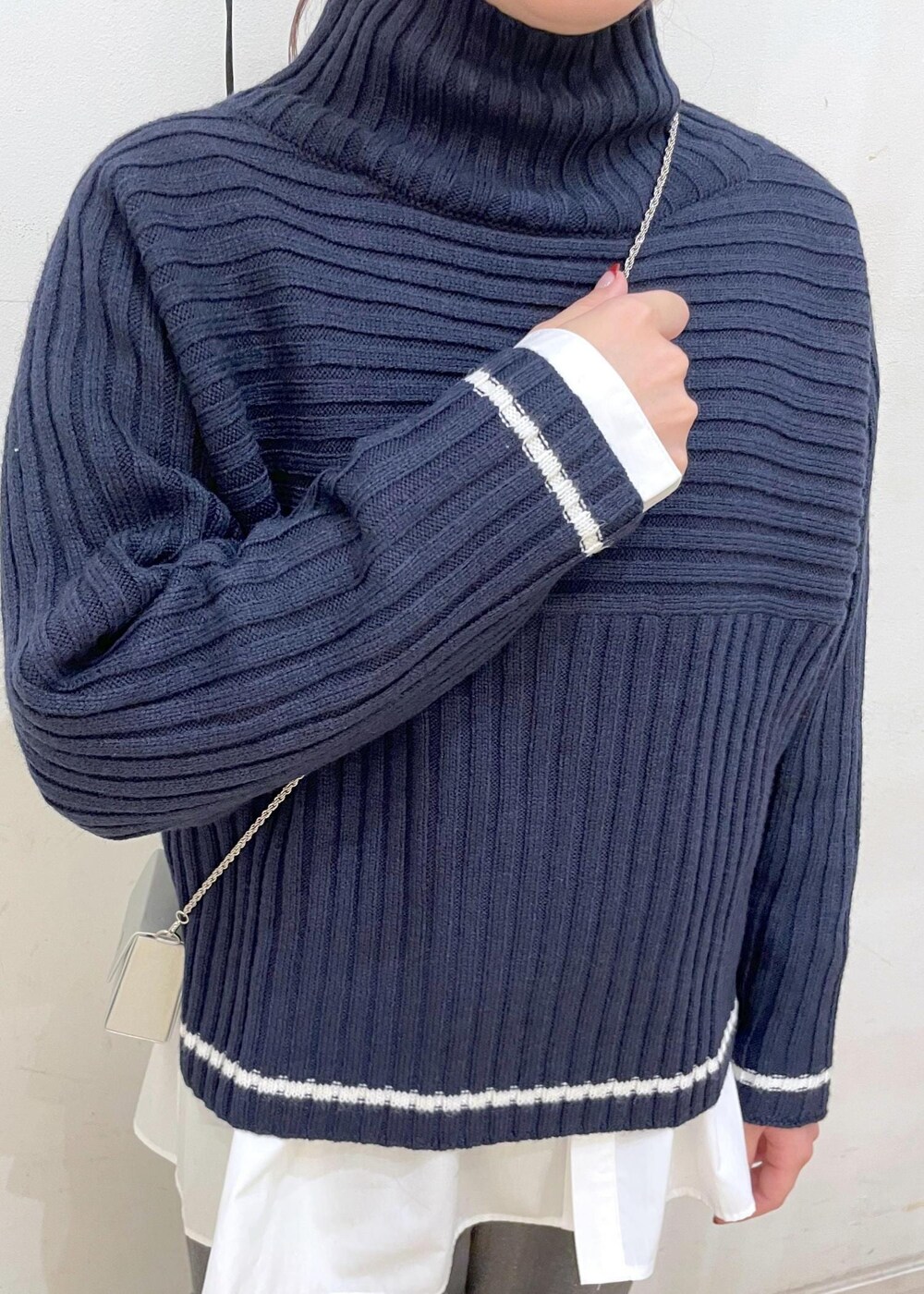 シルバー系のパンプス、ホワイト系のシャツ/ブラウス、ブルー系のニット/セーターを着用したレディースの秋コーディネートの5枚目の写真