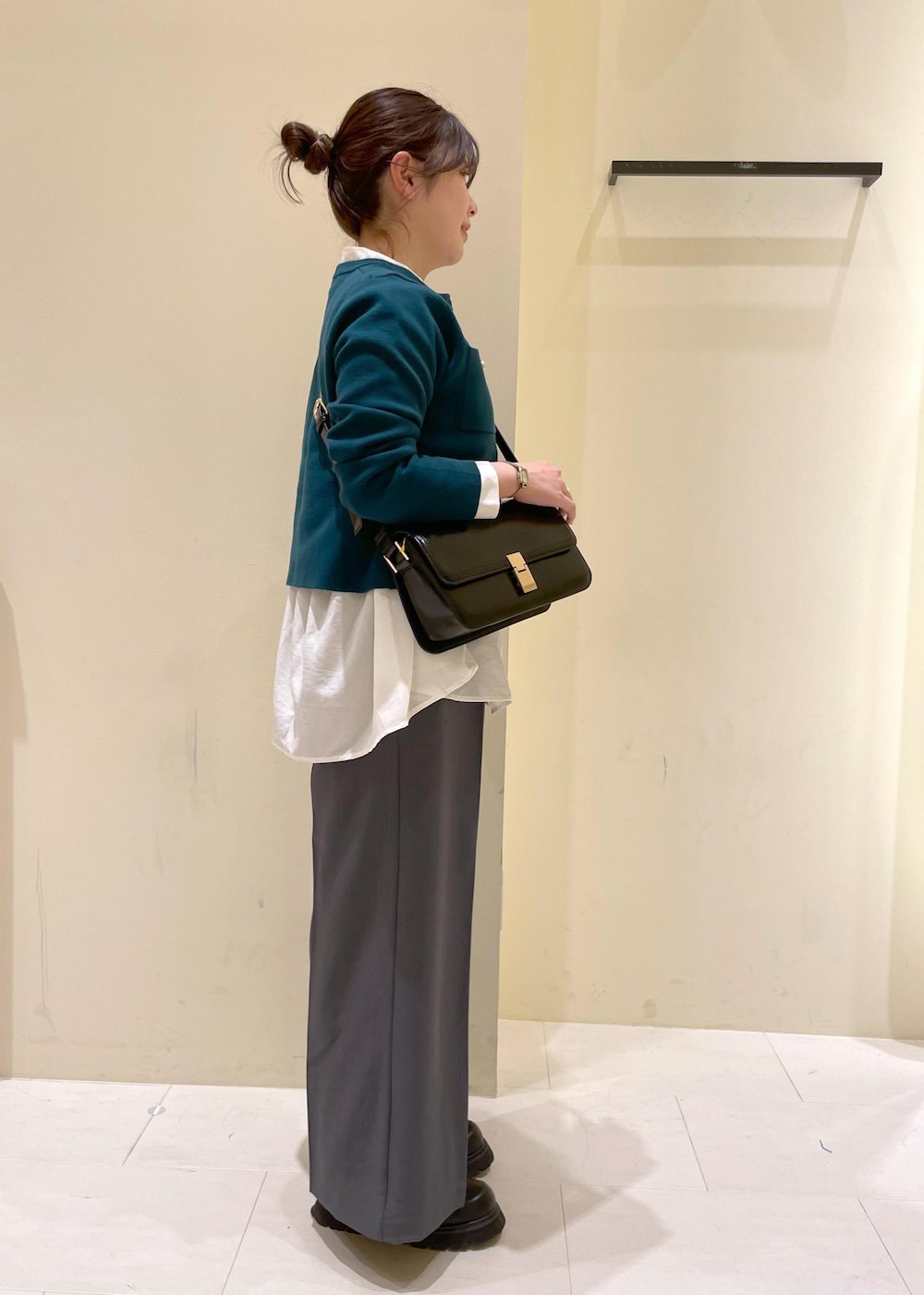 ホワイト系のシャツ/ブラウス、グリーン系のカーディガン/ボレロ、グレー系のその他パンツを着用したレディースの秋コーディネートの2枚目の写真