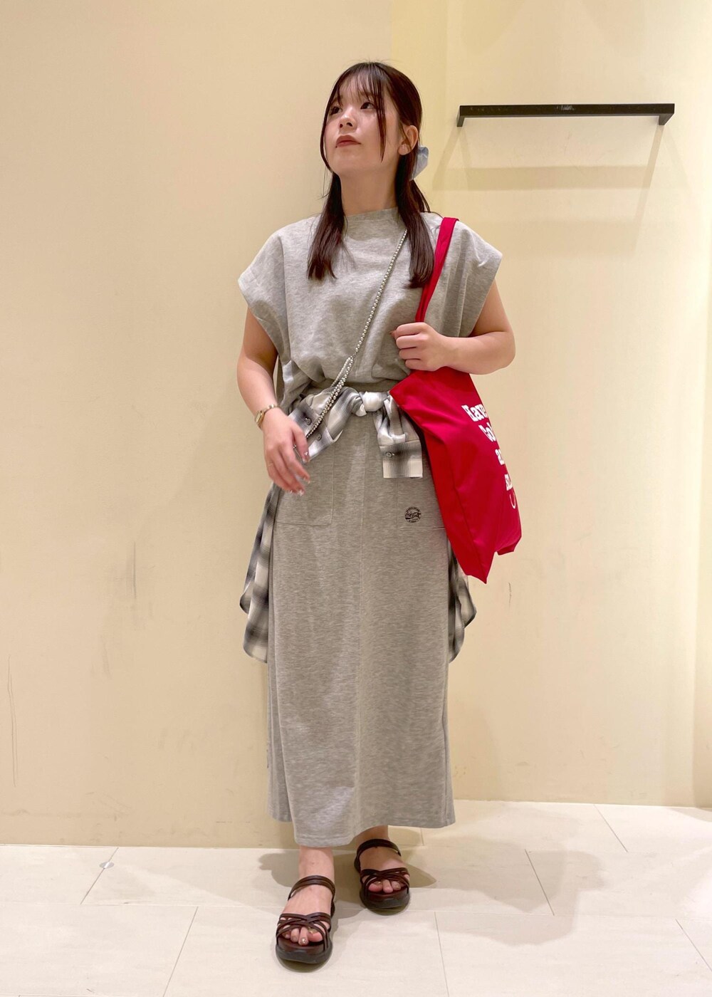 ブラウン系のサンダル、ホワイト系のシャツ/ブラウス、グレー系のスカートを着用したレディースの夏コーディネートの4枚目の写真