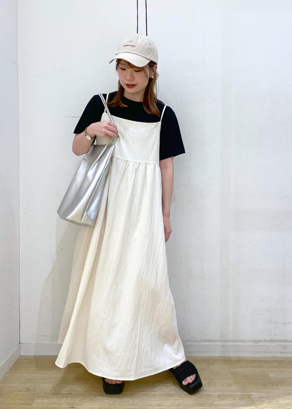 ブラック系のサンダル、ホワイト系のワンピース、ブラック系のTシャツ/カットソーを着用したレディースの夏コーディネートの4枚目の写真