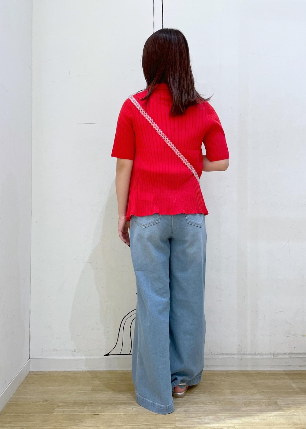 ホワイト系のタンクトップ、シルバー系のサンダル、レッド系のニット/セーターを着用したレディースの夏コーディネートの2枚目の写真