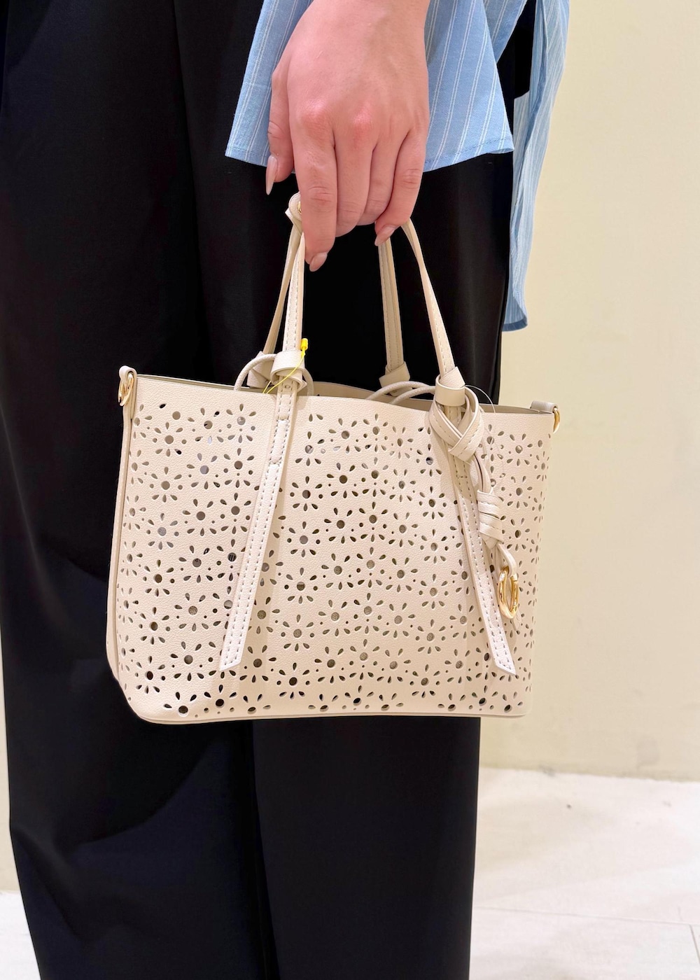 ブラック系のサンダル、ホワイト系のショルダーバッグ、ブラック系のつなぎ/オールインワンを着用したレディースの春コーディネートの7枚目の写真