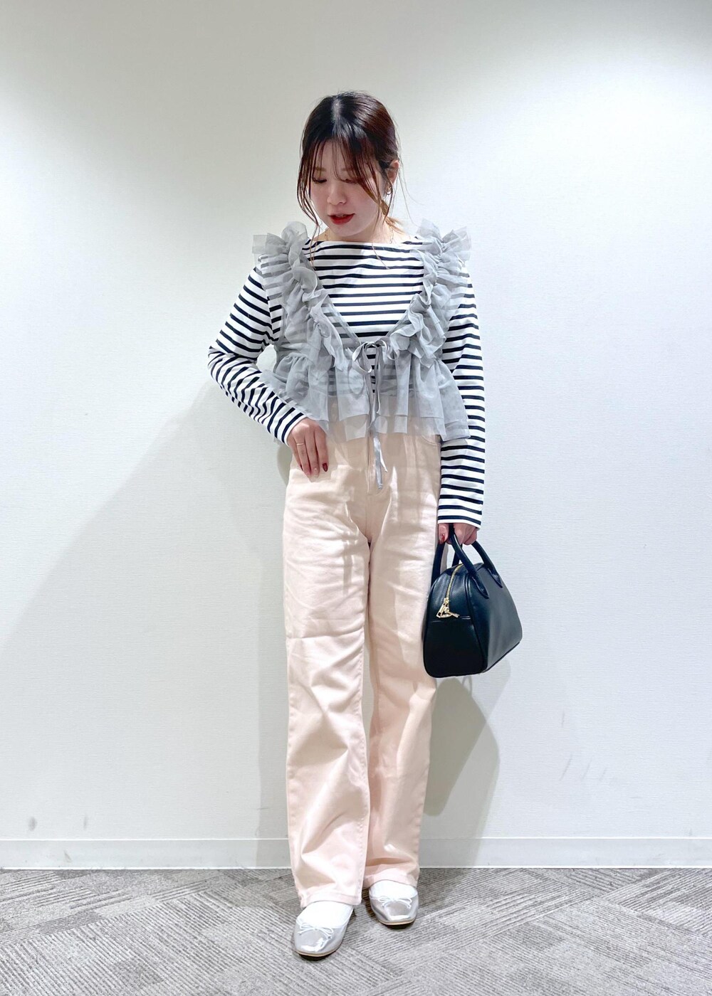 「Wbottoms_pickup、Wshoes&bag_pickup、Wtops_pickup、ropepicnic_snap、snapme_jun、初春コーデ、春コーデ、デートコーデ、お出かけコーデ、旅行コーデ、アウトドアコーデ、推し活コーデ、女子会コーデ、大人カジュアル、レイヤード」｜「ROPE' PICNICの【ウエスト革命デニム】ウエストシェイプフレアデニムパンツ（デニムパンツ、ピンク系）」を使った、rinaさん（レディース・155cm）の冬コーディネートの4枚目の写真