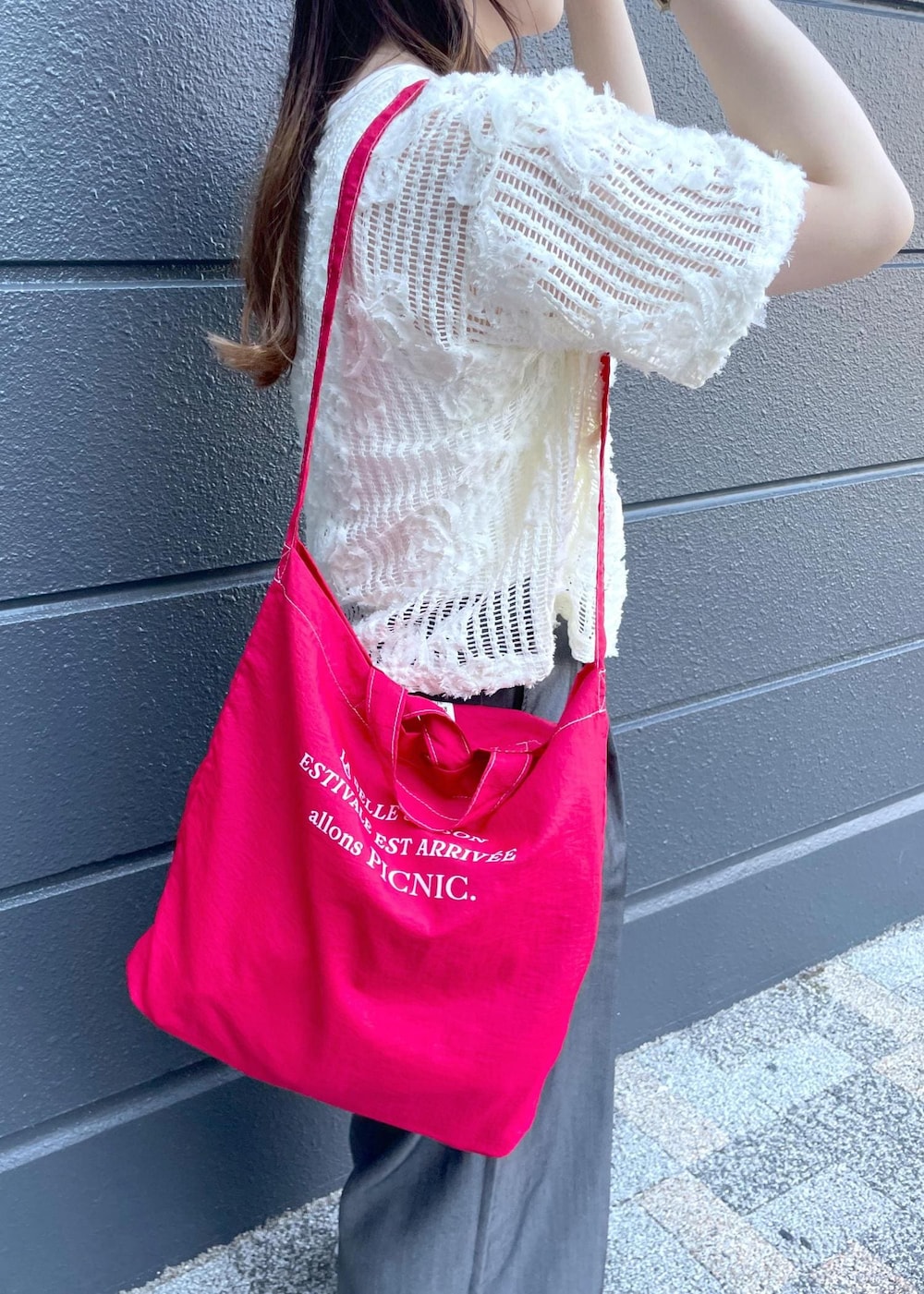 「ropepicnic_snap、snapme_jun、初夏コーデ、夏コーデ、初秋コーデ、授業参観日コーデ、デートコーデ、お出かけコーデ、旅行コーデ、アウトドアコーデ、推し活コーデ、女子会コーデ、雨の日コーデ、大人カジュアル、レイヤード」｜「ROPE' PICNICのアメスリタンクトップ（タンクトップ、ホワイト系）」を使った、rinaさん（レディース・155cm）の春コーディネートの8枚目の写真