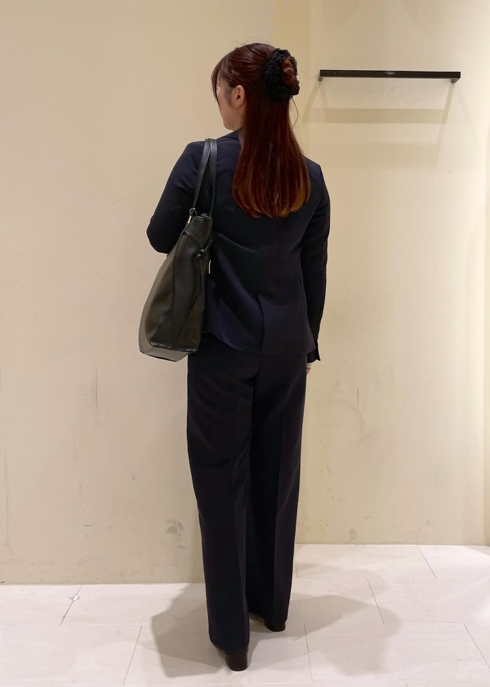 ホワイト系のTシャツ/カットソー、ブラック系のトートバッグ、ブルー系のその他パンツを着用したレディースの冬コーディネートの3枚目の写真