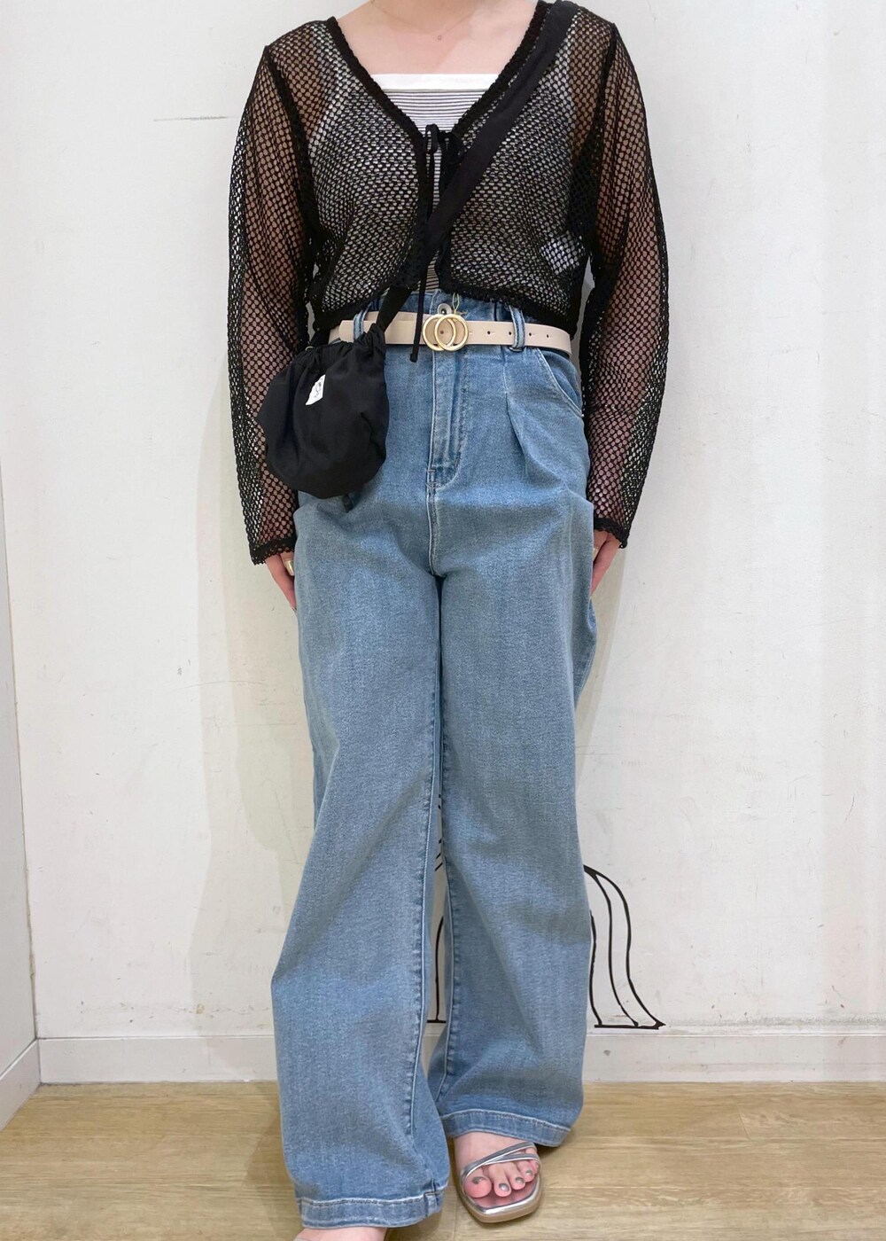 シルバー系のサンダル、ブラック系のショルダーバッグ、ホワイト系のタンクトップを着用したレディースの夏コーディネートの7枚目の写真