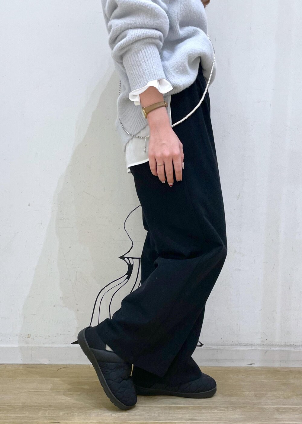 ホワイト系のシャツ/ブラウス、ブルー系のニット/セーター、ブラック系のその他パンツを着用したレディースの冬コーディネートの7枚目の写真