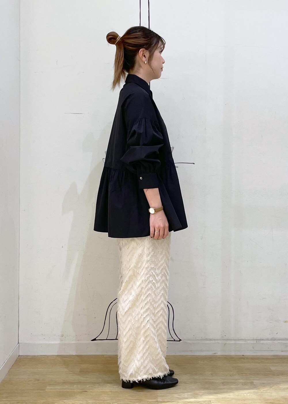 ブラック系のパンプス、シルバー系のトートバッグ、ブラック系のシャツ/ブラウスを着用したレディースの秋コーディネートの3枚目の写真