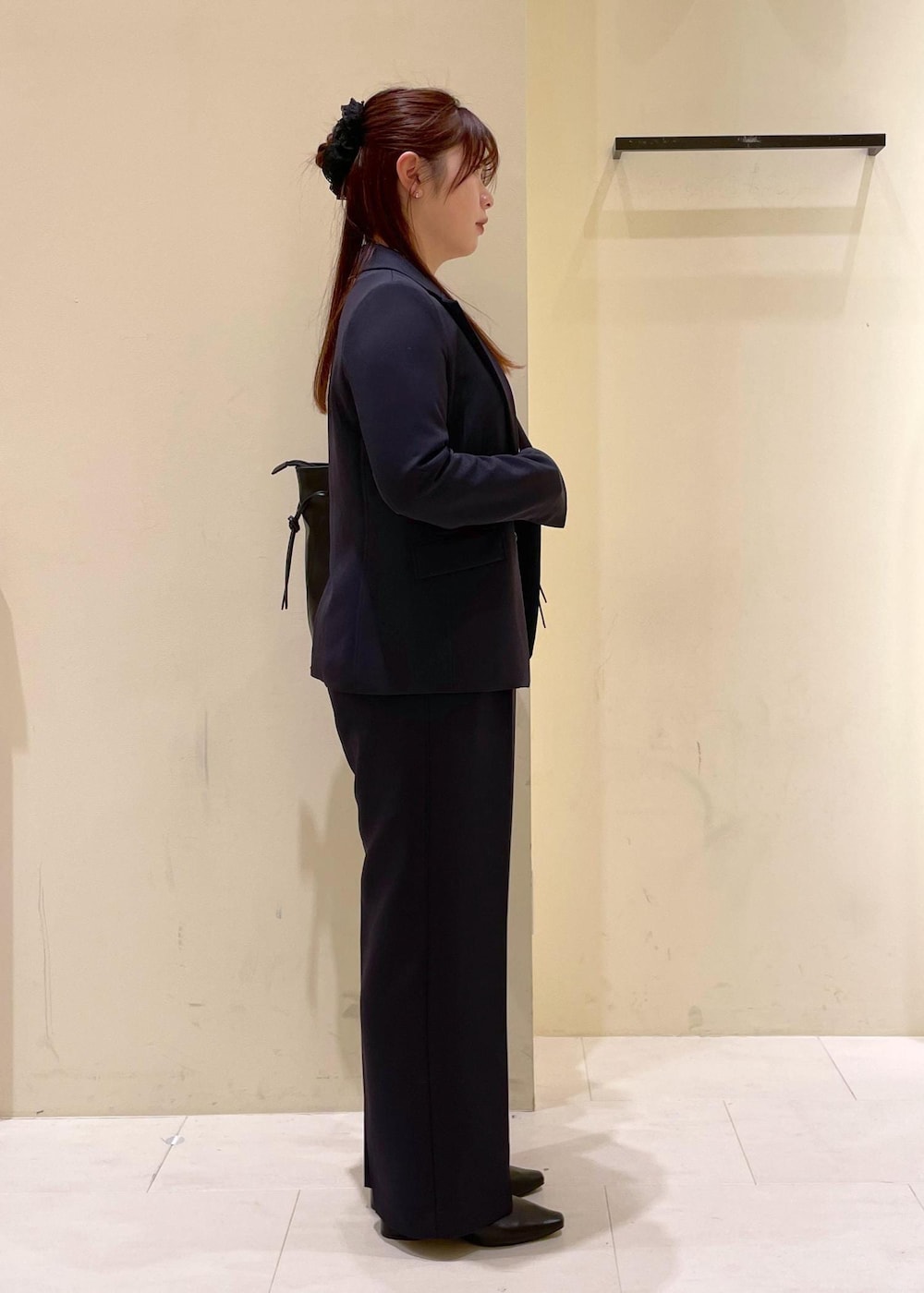 ホワイト系のTシャツ/カットソー、ブラック系のトートバッグ、ブルー系のその他パンツを着用したレディースの冬コーディネートの2枚目の写真