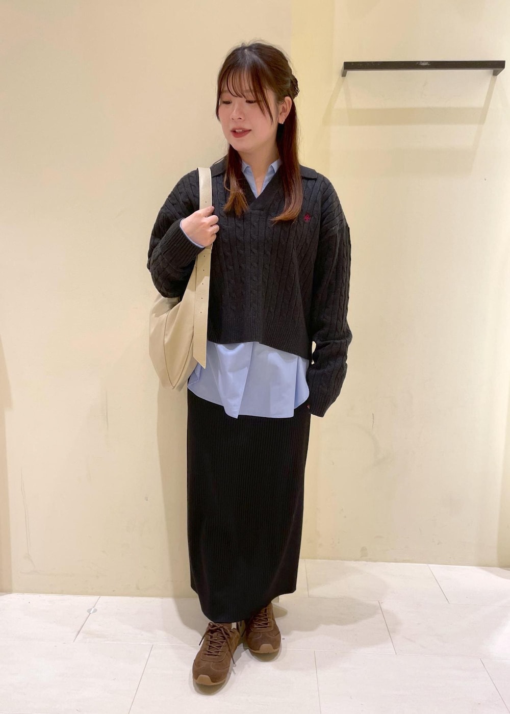 ブラック系のスカート、ブルー系のシャツ/ブラウス、グレー系のニット/セーターを着用したレディースの冬コーディネートの9枚目の写真