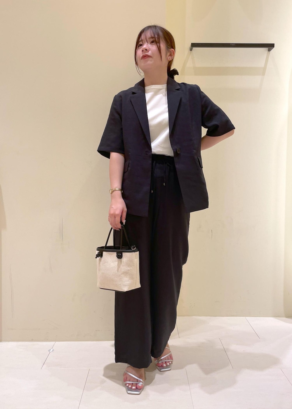 ホワイト系のTシャツ/カットソー、グレー系のその他パンツ、グレー系のテーラードジャケットを着用したレディースの夏コーディネートの4枚目の写真