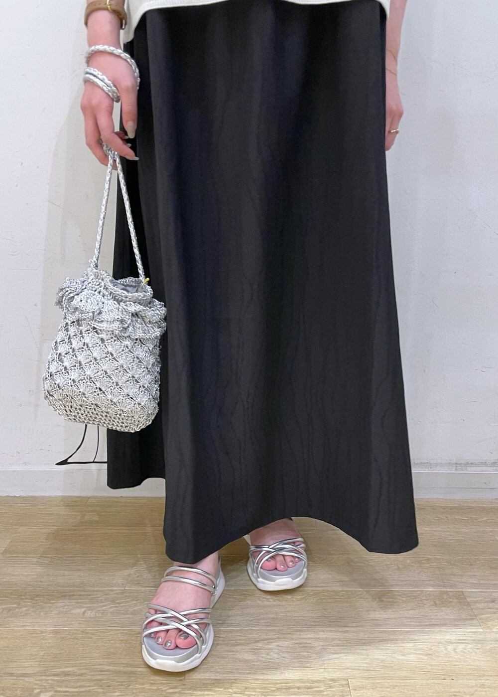 シルバー系のサンダル、シルバー系のショルダーバッグ、ホワイト系のニット/セーターを着用したレディースの夏コーディネートの8枚目の写真