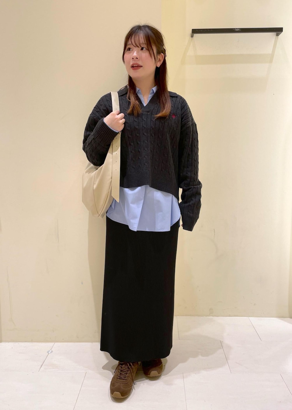 ブラック系のスカート、ブルー系のシャツ/ブラウス、グレー系のニット/セーターを着用したレディースの冬コーディネートの4枚目の写真