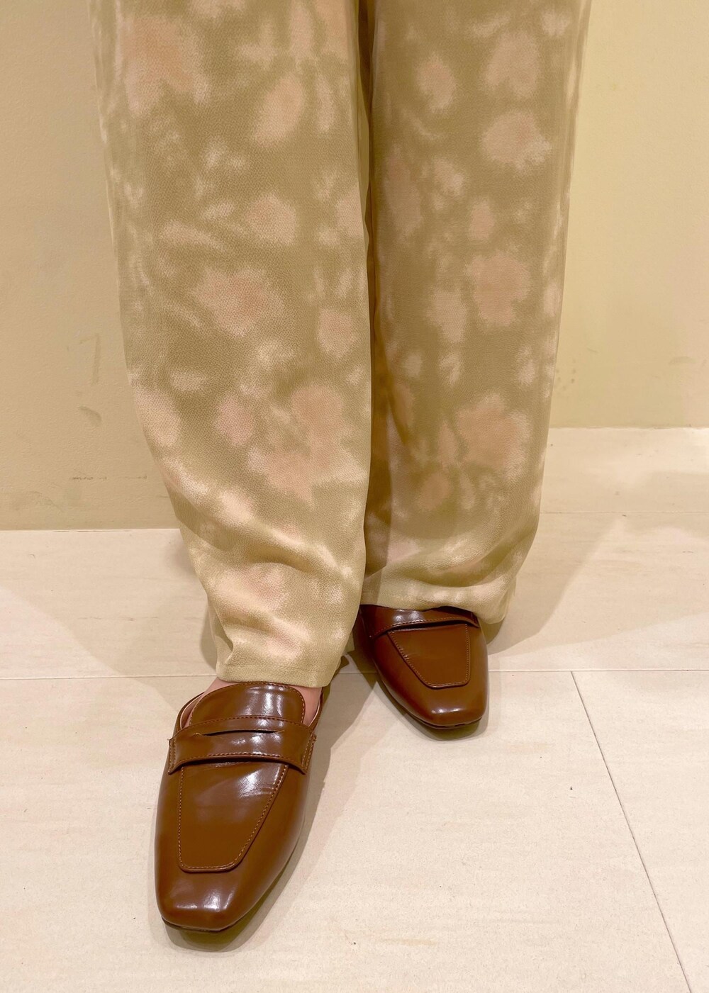 ベージュ系のハンドバッグ、ベージュ系のその他パンツ、イエロー系のローファーを着用したレディースの春コーディネートの8枚目の写真