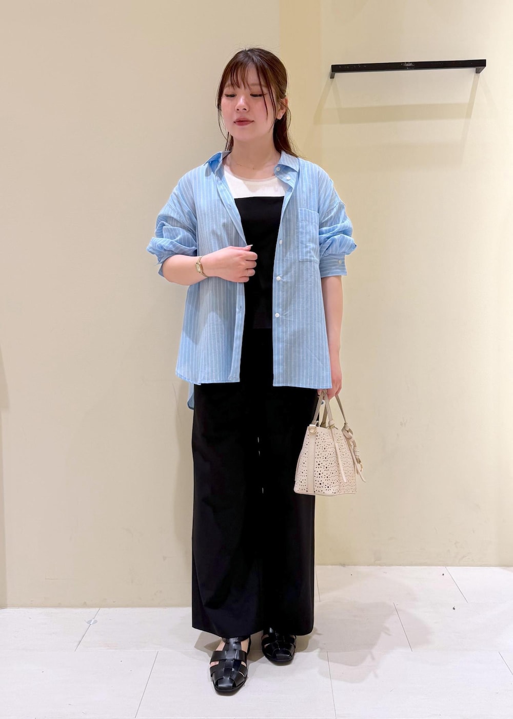 ブラック系のサンダル、ホワイト系のショルダーバッグ、ブラック系のつなぎ/オールインワンを着用したレディースの春コーディネートの4枚目の写真