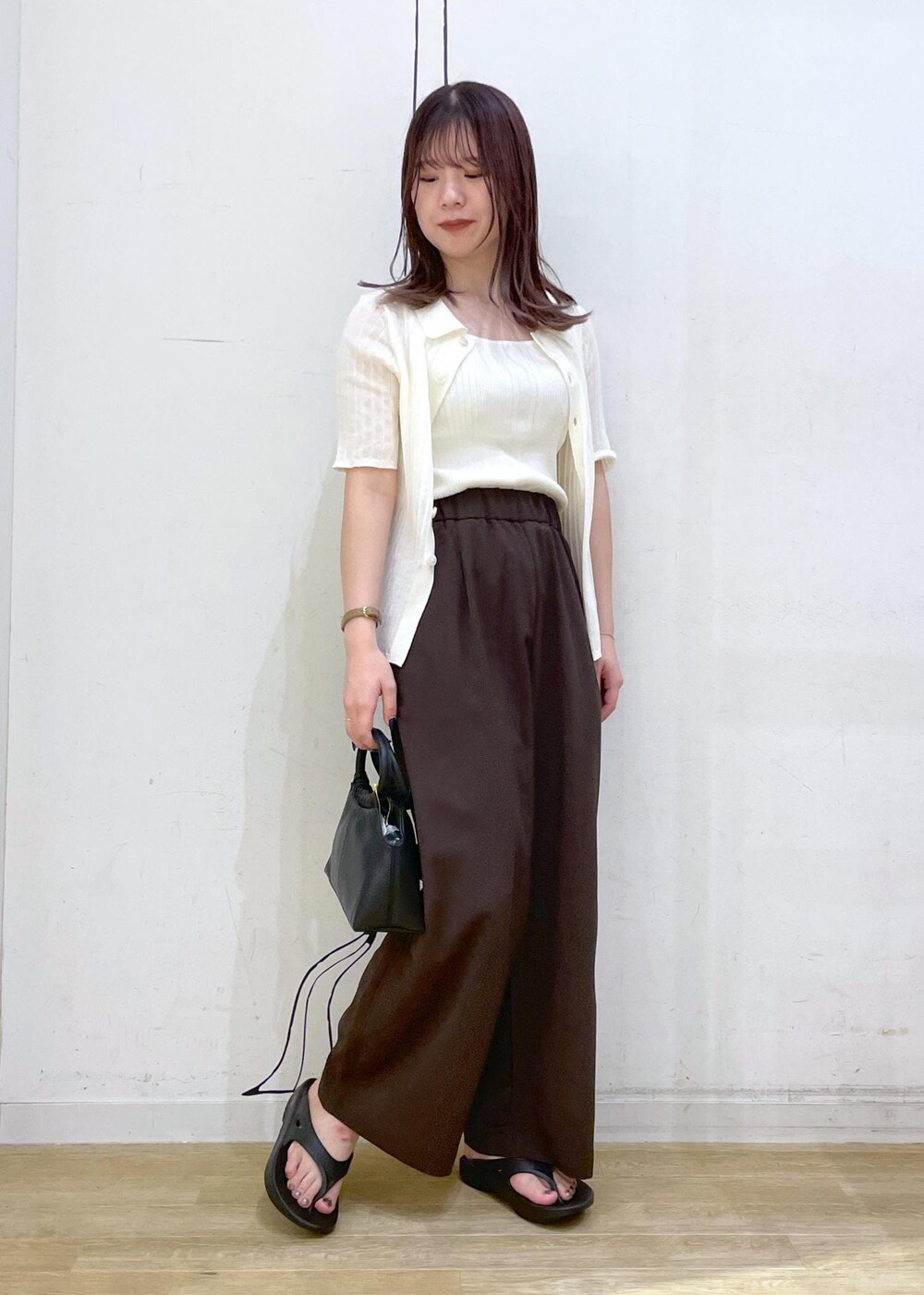 ブラック系のサンダル、ホワイト系のキャミソール、ブラック系のショルダーバッグを着用したレディースの夏コーディネートの9枚目の写真